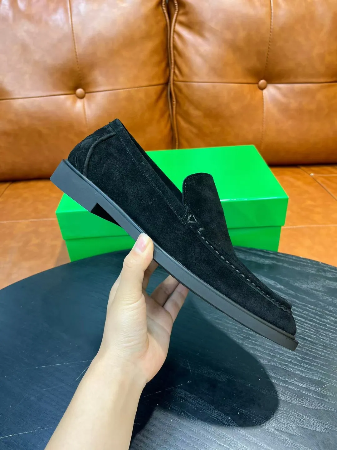 [BV] Top P: 780💰 Size: Male 39-44 (38.45 non-refundable) Bottega Veneta 2025 autumn and winter counter synchronization style. Bottega Veneta BV's new driving shoes have a slip-on design with suede upper, BV's unique weaving design on the heel, and a weaving pattern on the outsole.